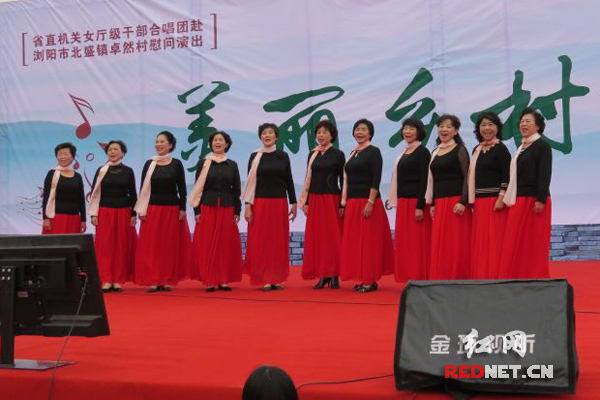 湖南省直机关女厅级干部合唱团的成员们在演出中激情开唱。
