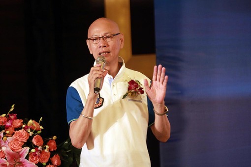 香港明星足球队黄日华罗家英为公益来沈 以球会友 编辑：徐硕