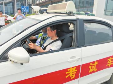 成都驾照自学直考50天：31人报名成功 仅2人拿证