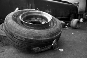 充气的轮胎与钢圈脱离爆炸 修理工被冲上顶棚身亡