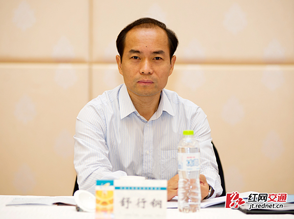会上湖南省交通运输厅党组成员、副厅长舒行钢作主题报告，全面梳理了“十二五”全省农村公路工作。