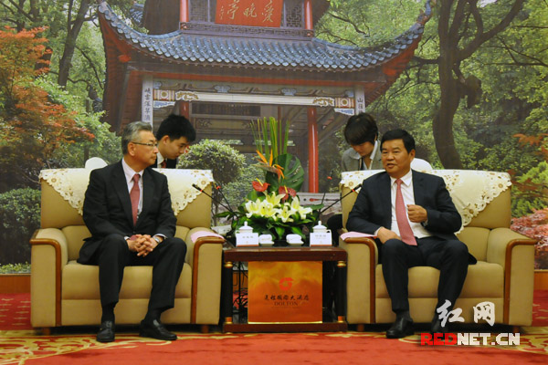 湖南省副省长何报翔（右）会见日本三井物产驻中国总代表金森健