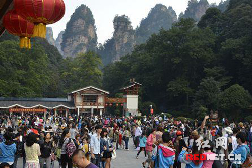 旅游形式火热四季，每一天都是“黄金周”，“红色”的张家界旅游形式。