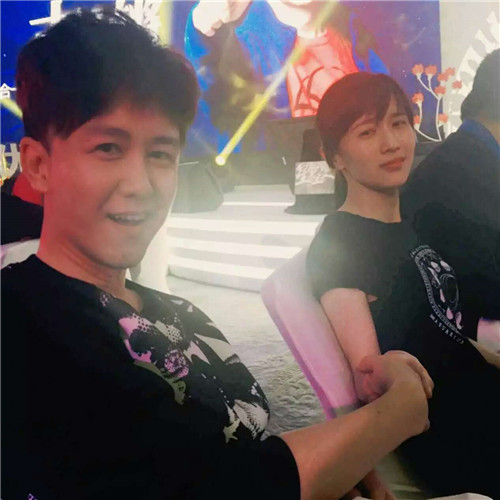 许添与PAPI酱亲密合照