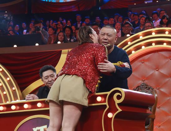 女选手献吻郭德纲