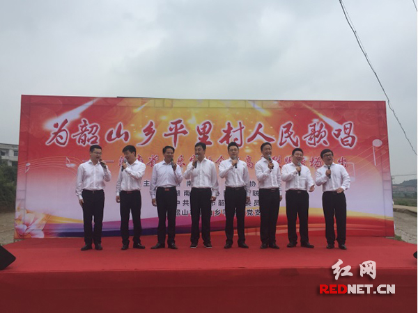 （5月22日上午，“为韶山乡平里村人民歌唱”——湖南省音乐家协会男高音联盟专场演出在湖南省韶山市韶山乡平里村举行。