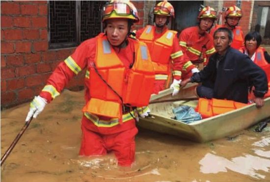 5月20日，郴州市临武县岚桥乡大广西江村，救援队正在营救被困群众。通讯员