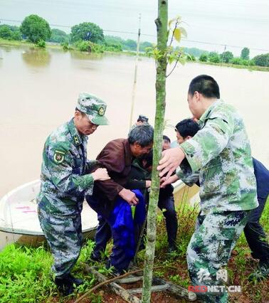 5月22日，连日暴雨致衡阳市衡县东杨林镇老街被淹，县委政府组织防汛应急队奋战5小时，救下10名被困者。