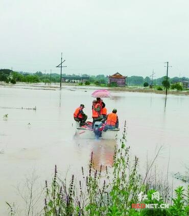 衡东县防汛应急队救援现场。