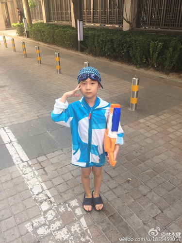 大竣摆出各种pose