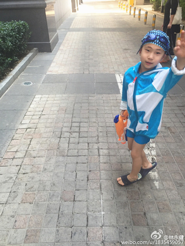 拖鞋不合脚,网友操碎了心