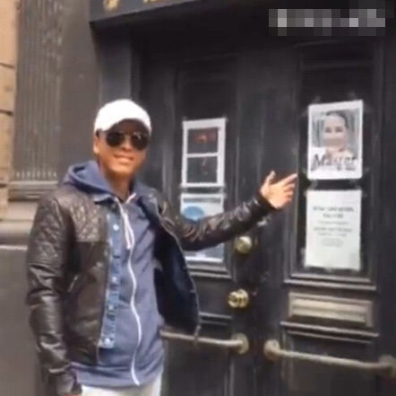 甄子丹在母亲麦宝婵宗师的武馆前