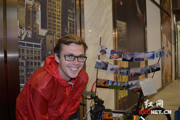 俄罗斯小伙骑自行车穷游中国 长沙街头卖照片筹路费