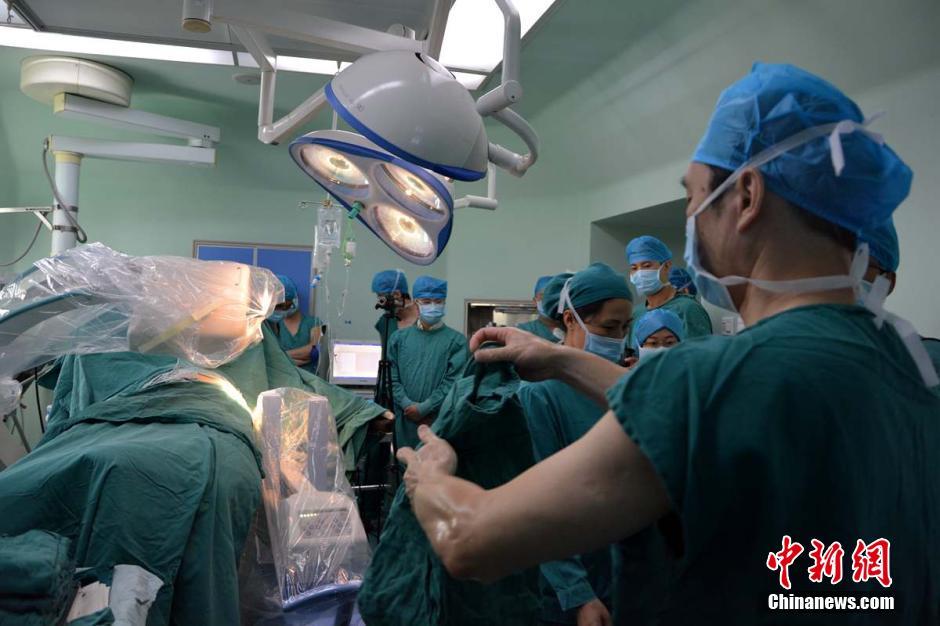 国产“骨科机器人”成都上岗 欲破解手术难题
