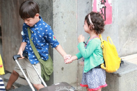 诺一牵着妹妹霓娜