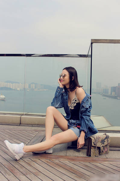 宋佳露香肩性感诱惑 超短热裤大秀美腿