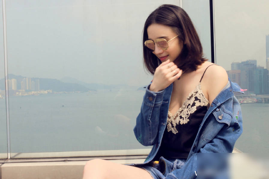 宋佳露香肩性感诱惑 超短热裤大秀美腿