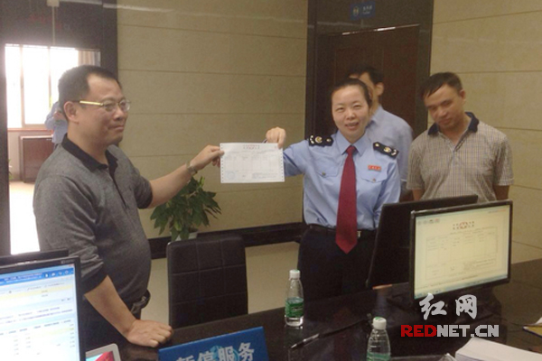 湘乡市地税局pos机刷卡缴税业务成功，开出了第一张测试税票。