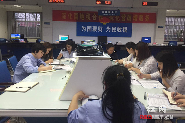 临湘市国税局开办“夜校课堂”，对税务人员进行培训。