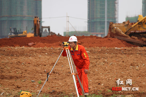易海珊在花博园项目工地进行基础标高测量