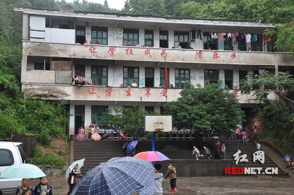 怀化市辰溪县大水田乡中心小学的教学楼。