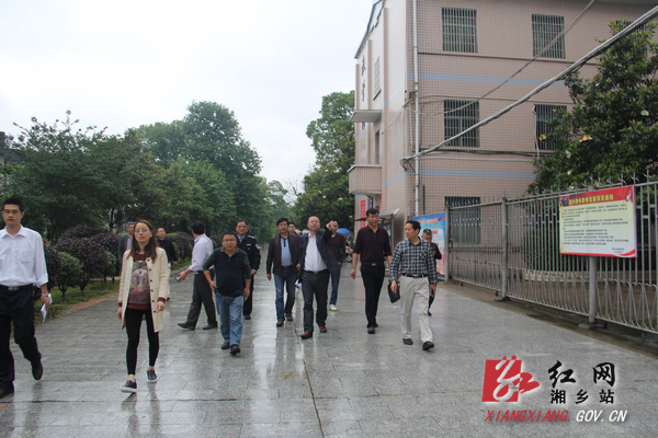 湘乡市政府办组织多个部门对4个考点进行了全面检查。