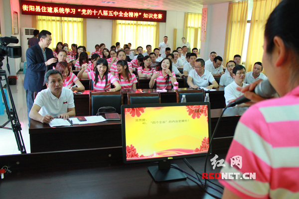 竞答现场气氛十分热烈。