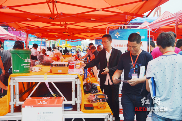 首届中国混凝土机械后市场高峰论坛在湘潭举行，吸引了全国包括整机厂商、配件厂商、研发机构负责人等在内的800多名业内人士参加。