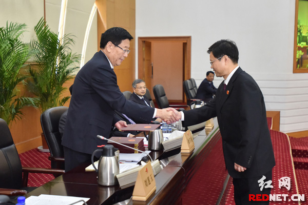 湖南省委书记、省人大常委会主任徐守盛为本次会议任命人员颁发任命书。
