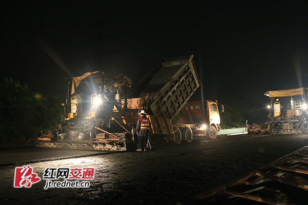 常安高速公路今年将建成通车，图为项目建设者正在连夜奋战，加班加点抢抓进度。