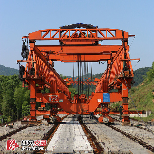 常安高速公路一路段正在加紧进行梁板架设。