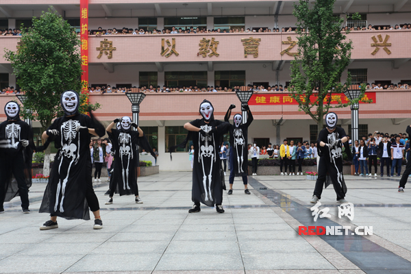 学生进行禁毒艺术表演