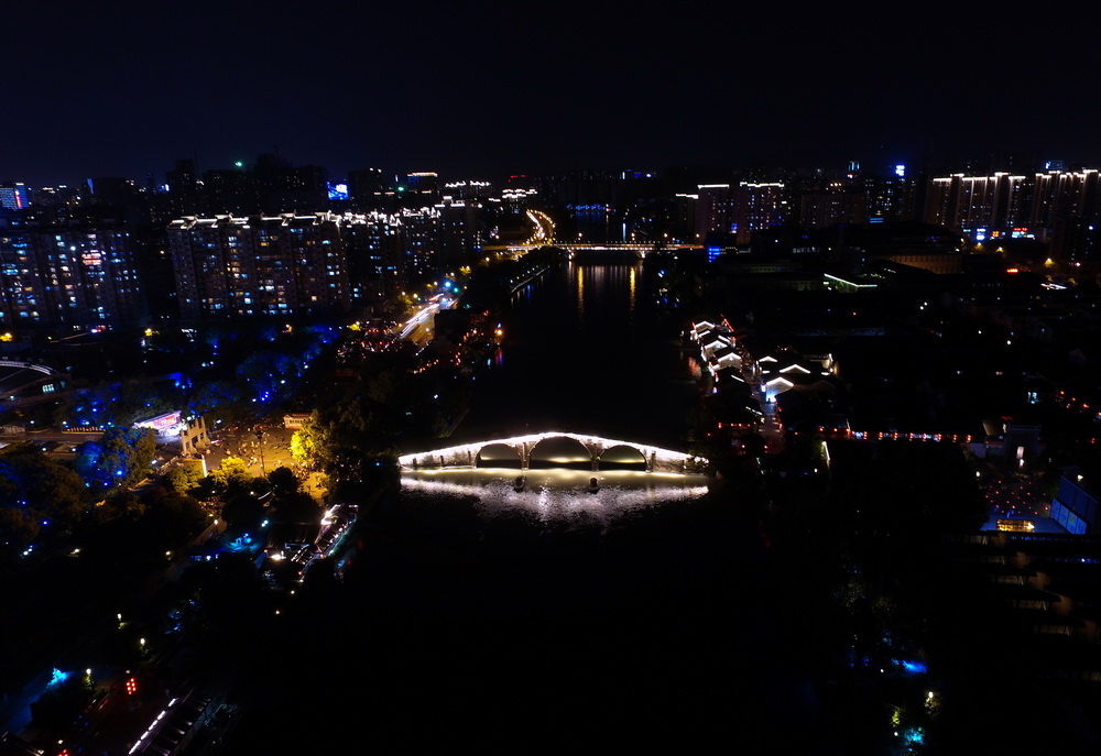 航拍杭州拱宸桥附近的的京杭大运河夜景（5月3日摄）。新华社记者黄宗治摄