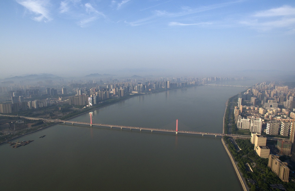 空中俯瞰流经杭州的钱塘江（5月17日摄）。 新华社记者黄宗治摄