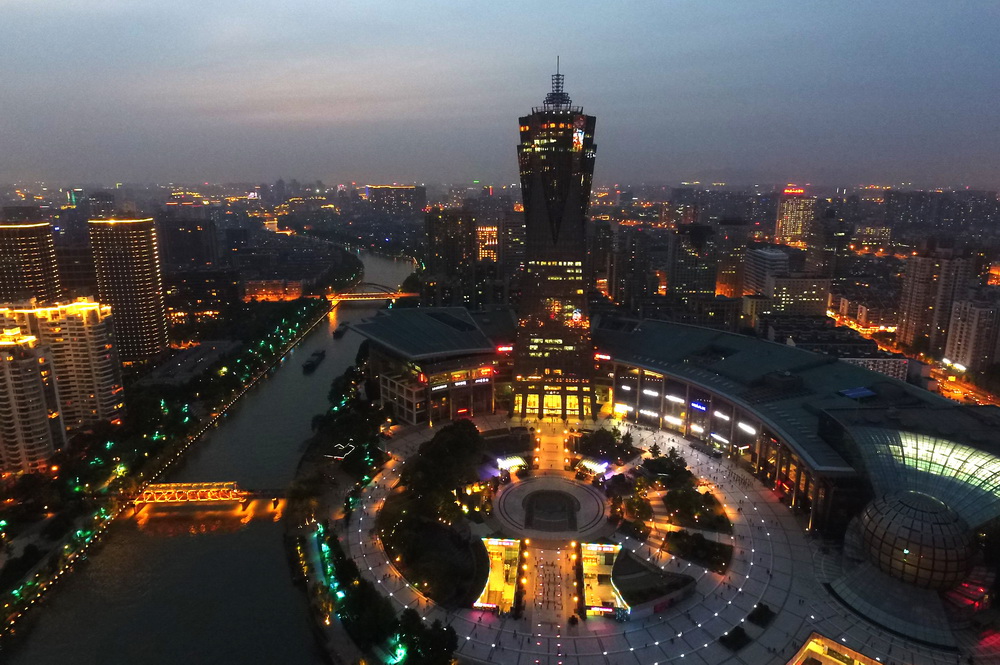 航拍杭州西湖文化广场附近的京杭大运河夜景（5月4日摄）。新华社记者黄宗治摄