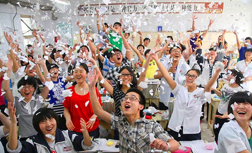 每到高考季，高三学生撕书仿佛演变成为一场肆无忌惮的毕业礼
