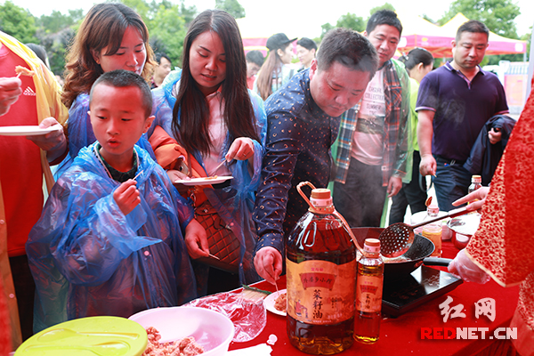 每个旅游的灵魂里，都有颗吃货的心。5月28日，岳阳石牛寨景区，游客在争相品尝美食。