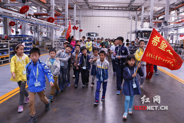 孩子们走进三一集团生产车间，领略工程机械龙头企业的魅力。