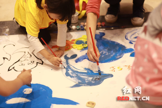 孩子们手绘江豚。