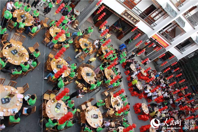 千人全鱼宴现场坐着来自八方的游客