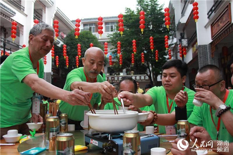 “东江湖的鲜鱼，大家快尝尝”