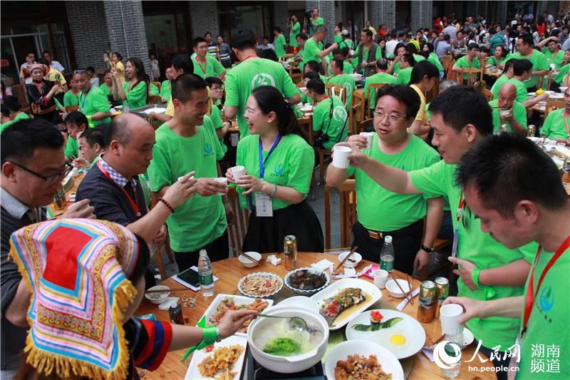 觥筹交错之间，素不相识的游客们也慢慢拉近距离