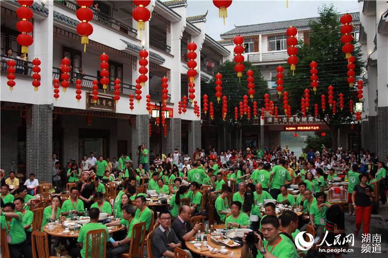 八方游客共享千人全鱼宴