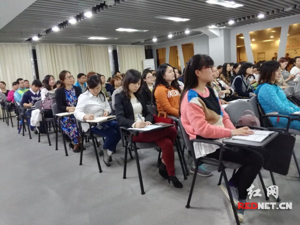 现场家长朋友们在认真地听讲座。