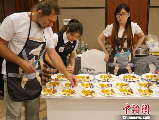 外籍友人无锡比拼厨艺联手烹制“全球排骨宴”(图)