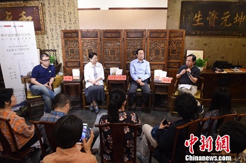 5月25日，叶广芩(左二)在新书《去年天气旧亭台》首发式上