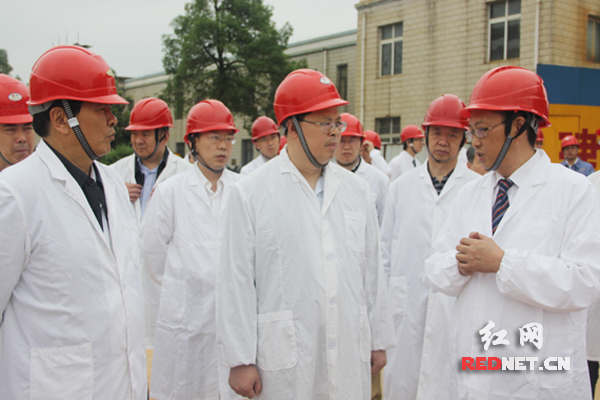 湖南省人民政府副省长张剑飞（中）与中国核工业集团公司副总经理和自兴（左一）参观考察中核二七二铀业有限责任公司。