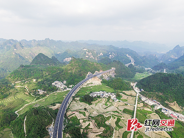 崇靖高速公路是广西高速公路网“横6”的重要组成路段，全长147.6公里，概算总投资118.51亿元，采用双向4车道高速公路标准修建，设计速度100公里/小时。