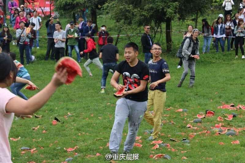 2000名大学生展开西瓜大战 1吨多西瓜被砸光