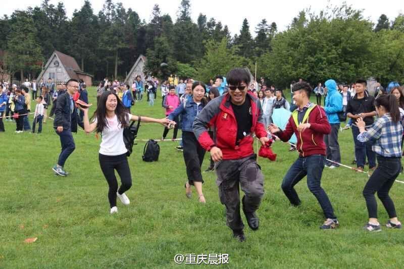2000名大学生展开西瓜大战 1吨多西瓜被砸光